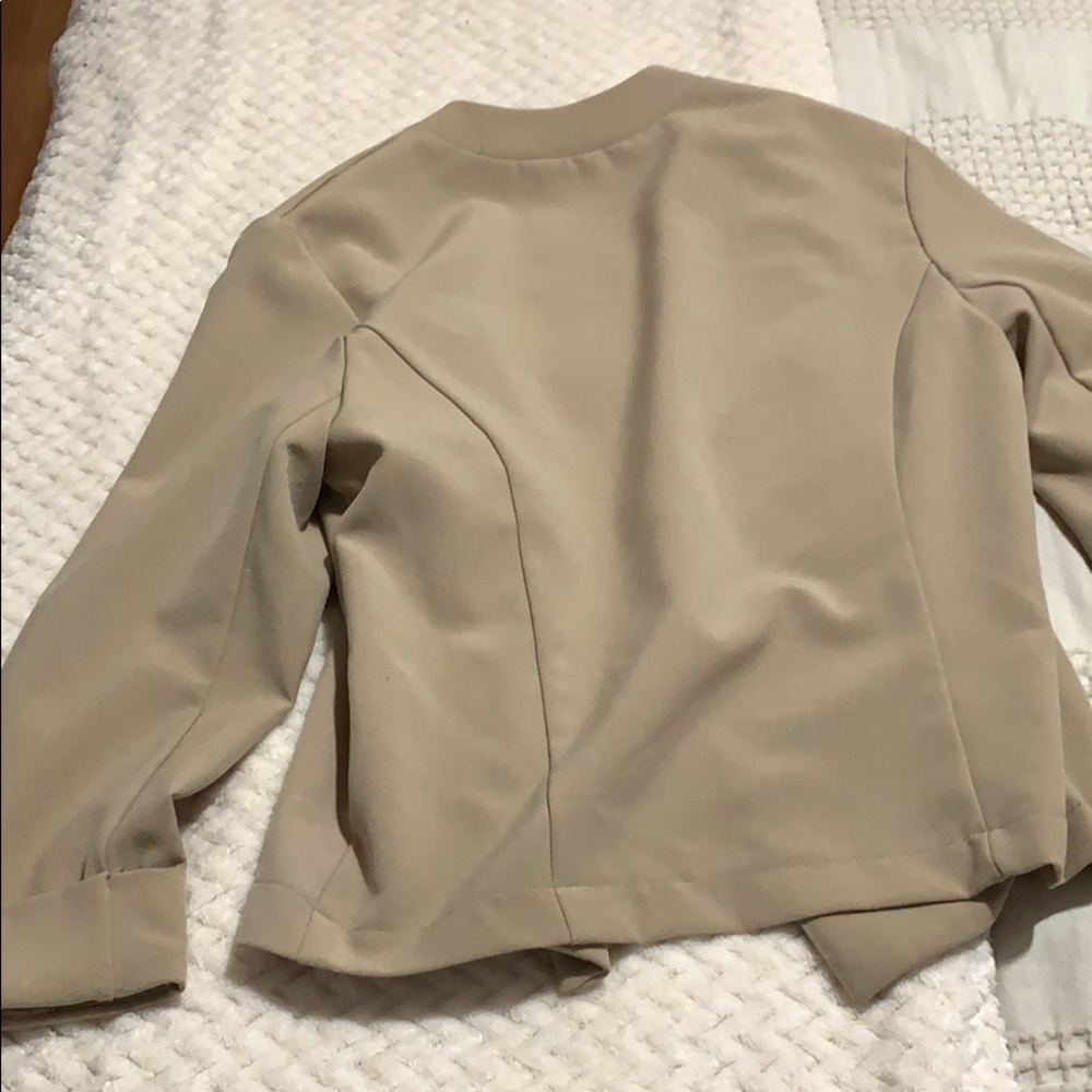 Blazer - Picture 4 of 5